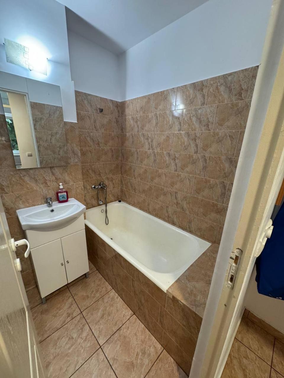 חונדוארה Affordable Apartment Close To The Castle מראה חיצוני תמונה
